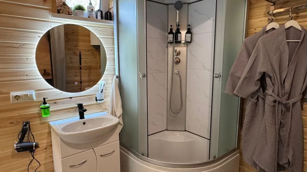 Дом с баней и ванна в лесу