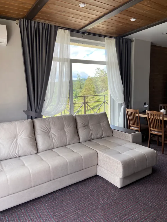 Апартамент на горнолыжном курорте Солнечная Долина с видом на озеро