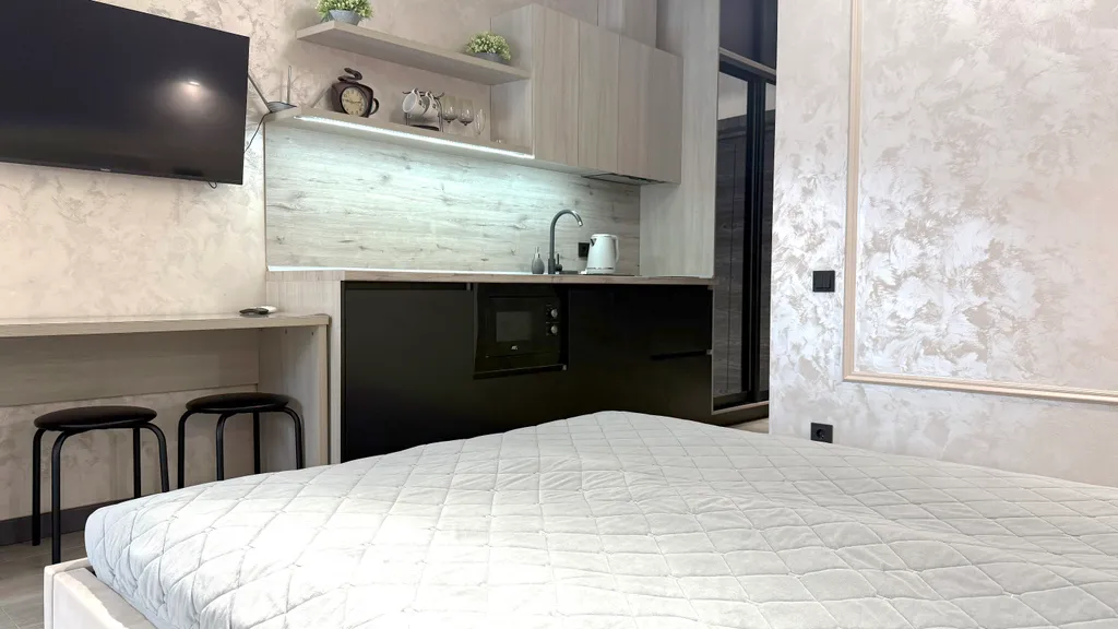 Красивый апартамент с балконом и открытым видом на горы. Центр