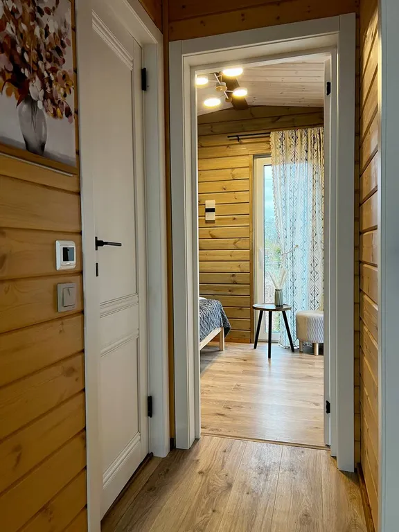 Уютный домик Karhumökki в окружении соснового леса и озер, у Игоры