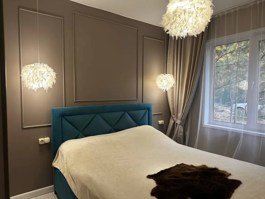 Дом в черте города в лесу