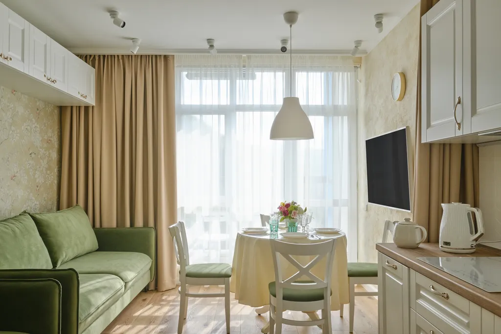 Квартира с дизайнерским ремонтом и видом на горы на побережье