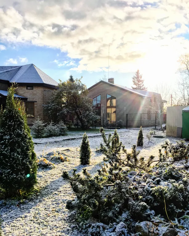 Стильный коттедж с панорамным остеклением у озера