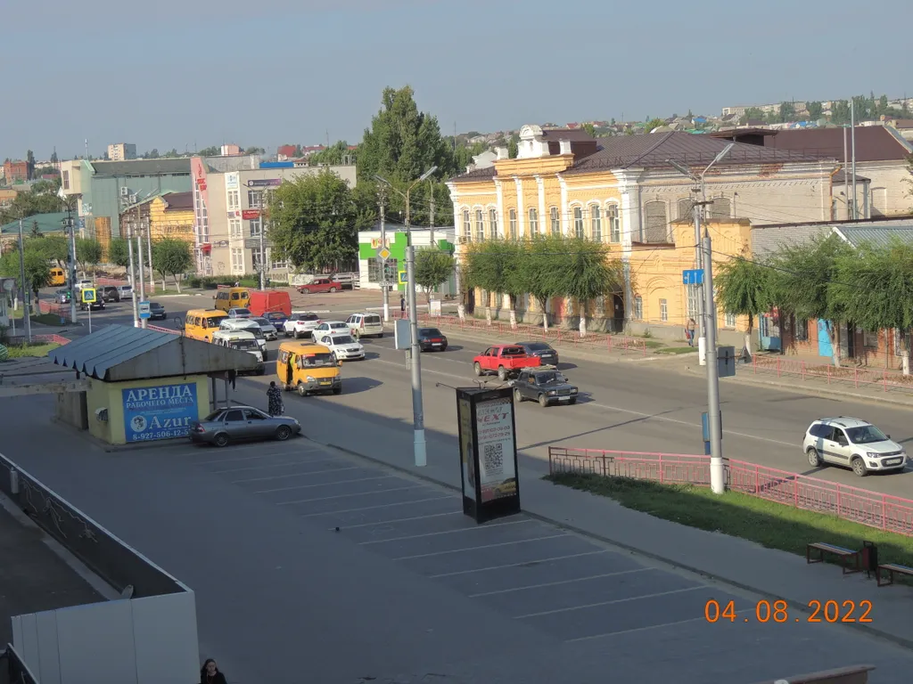 Уютно, возле набережной, вид на реку Волга