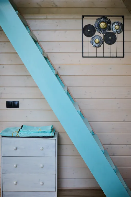 Дом-шалаш на берегу озера