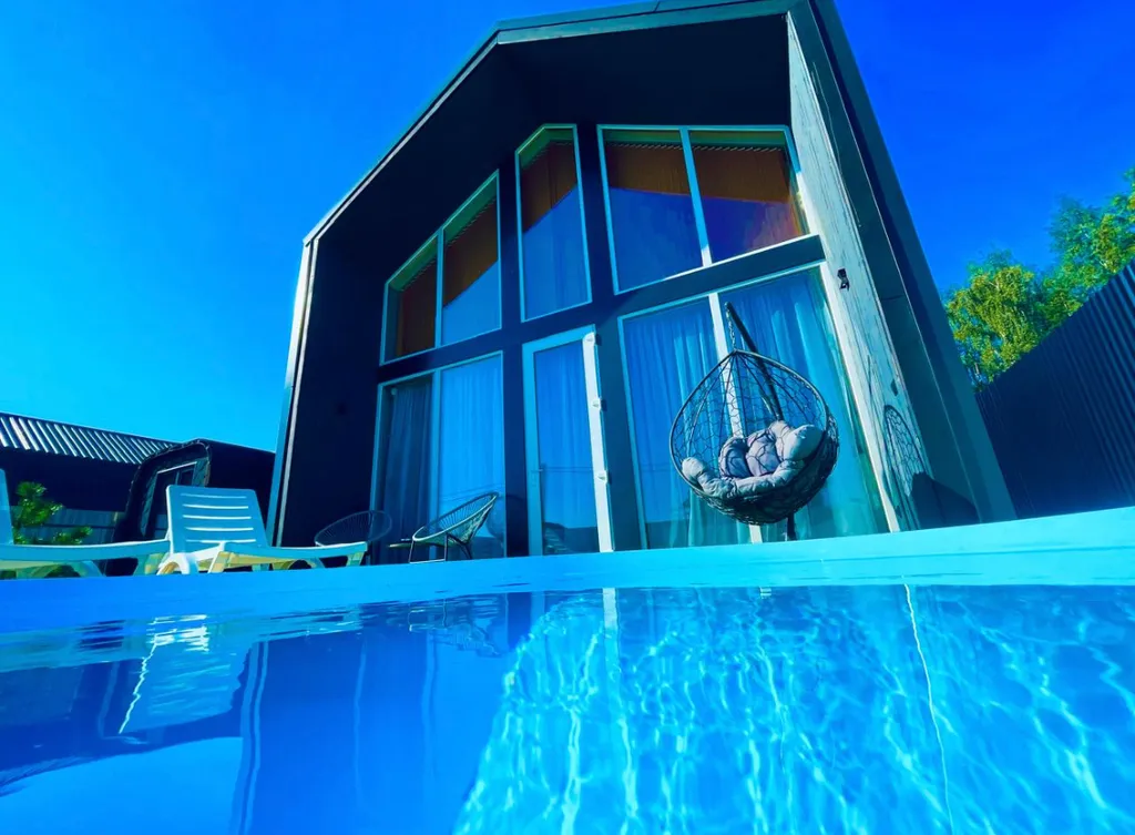 Дом в стиле барнхаус с тёплым бассейном и сауной