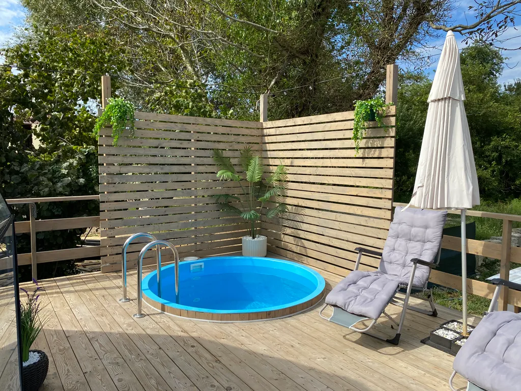 Уютная сфера на побережье