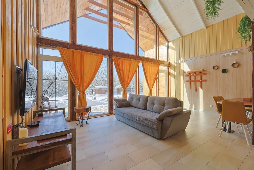 Современный двухэтажный дом из натурального дерева, с большими окнами