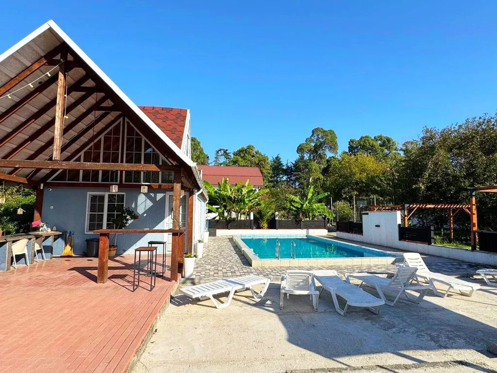 Комфортабельный дом с бассейном с видом на горы