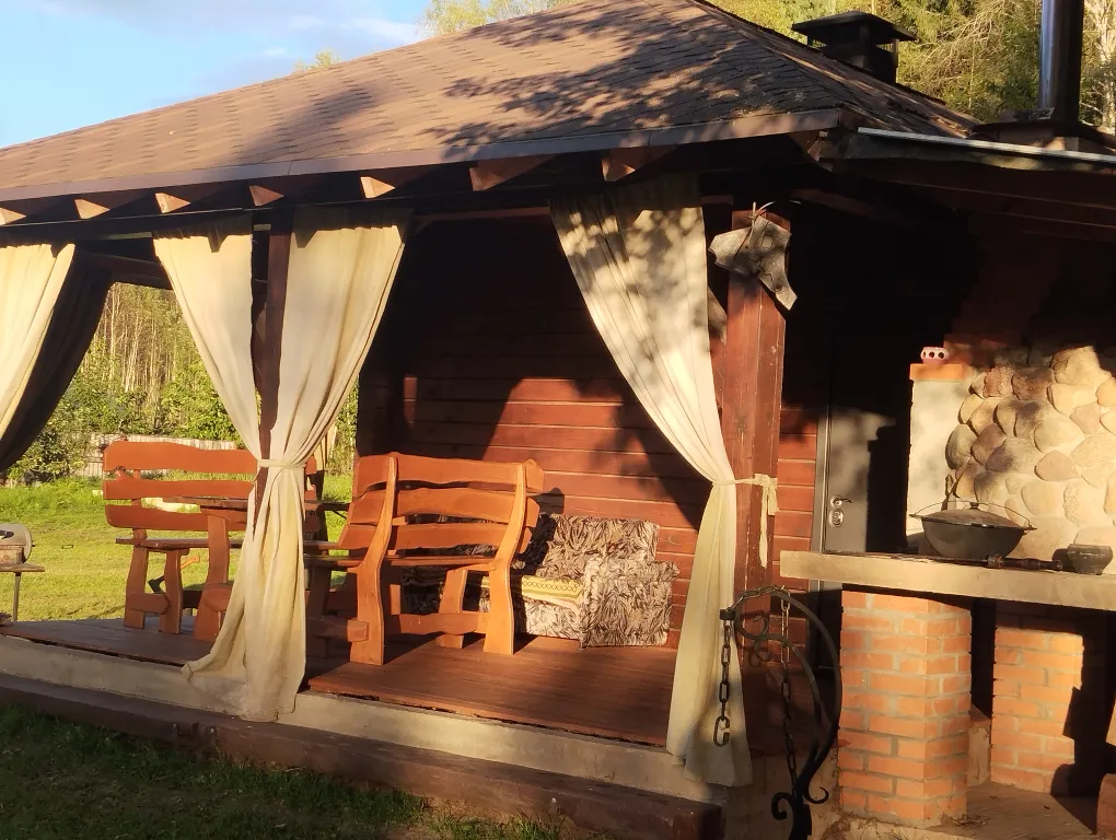 Хутор Избушка на опушке леса, возле реки