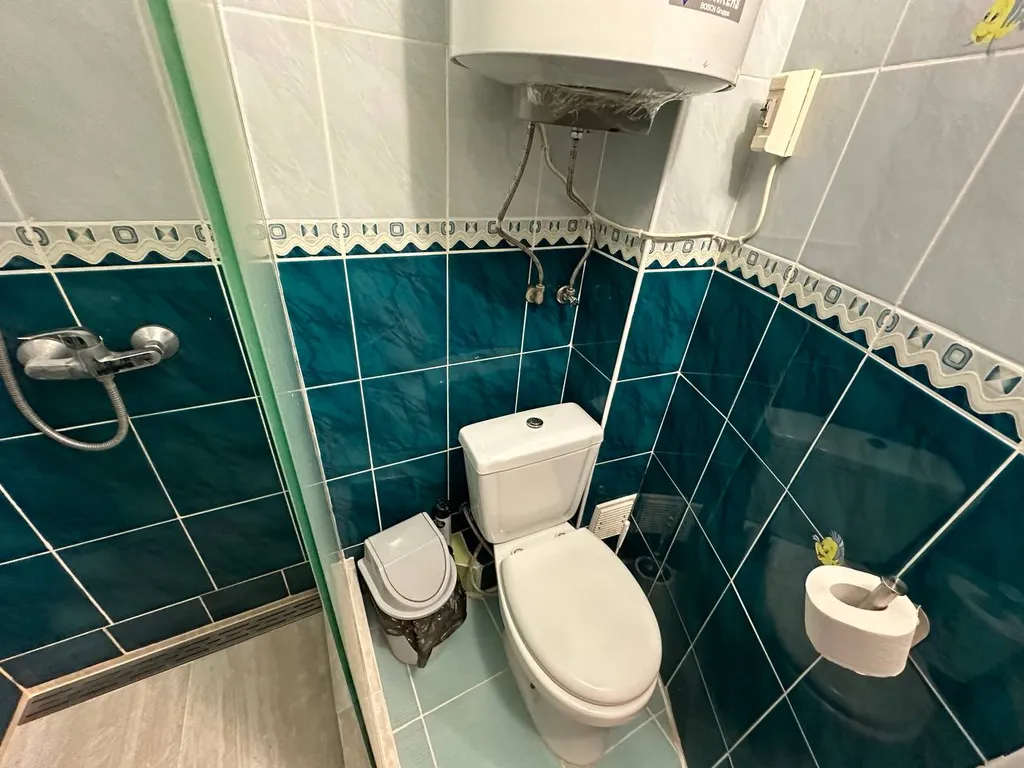 Комната с кухней в доме с бассейном у моря
