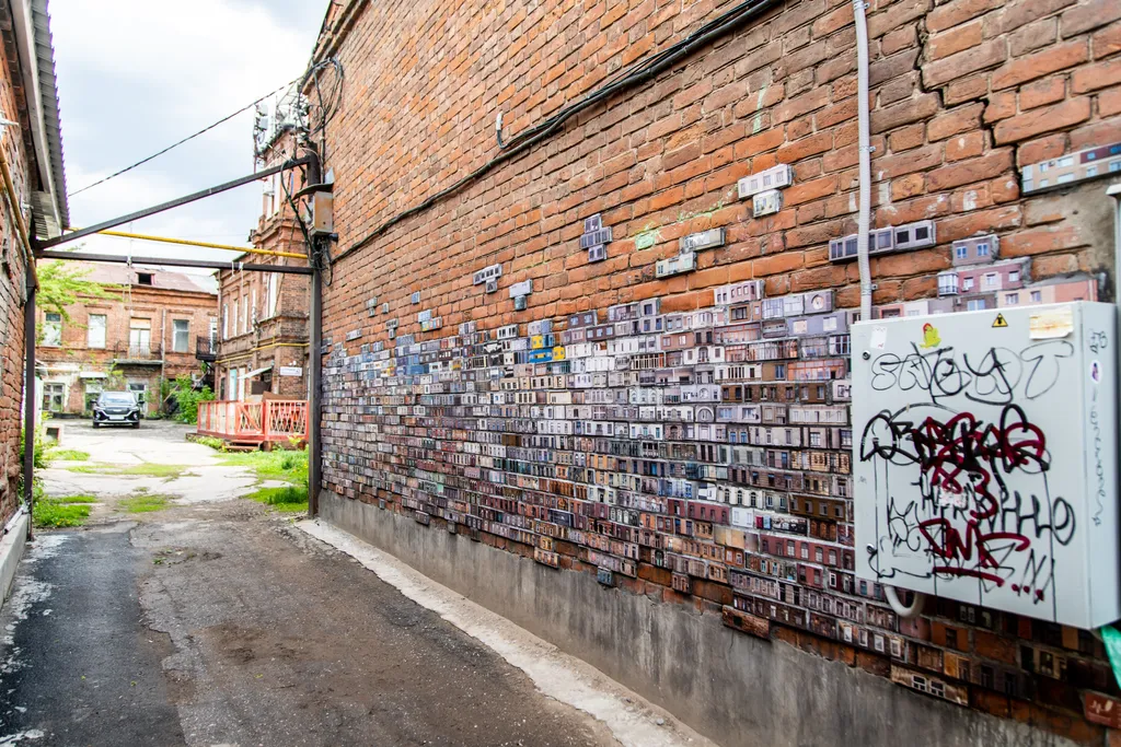 Романтическая студия с камином и балконом в старинном особняке