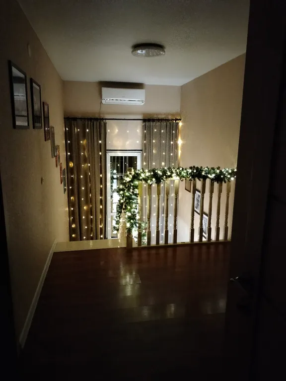 Уютный коттедж с дровяным камином, в окружении лесного массива