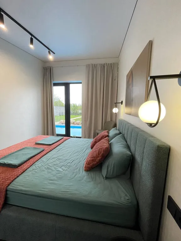 Загородный дом с бассейном