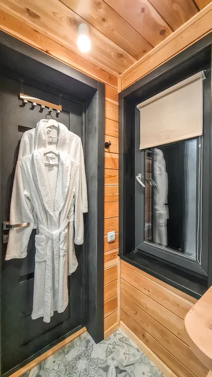 Треугольный домик с видом на лес и горы