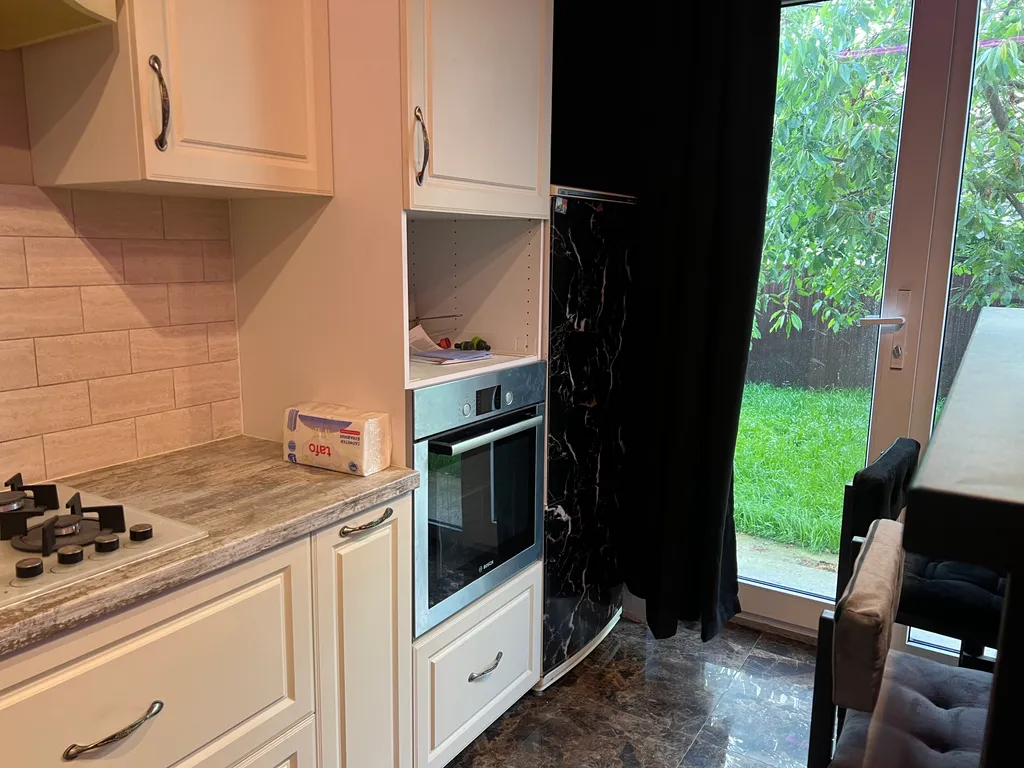 Двухэтажный дом с бассейном караоке и кальяном