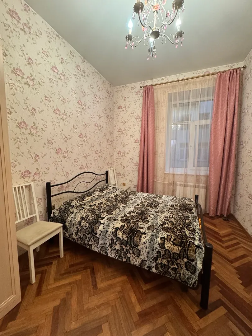 Спальная с большой кроватью