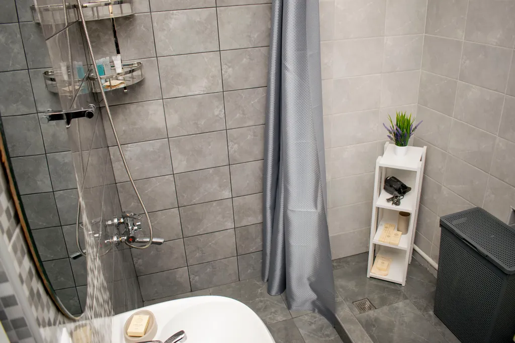 Дом сапфир с бассейном в центре