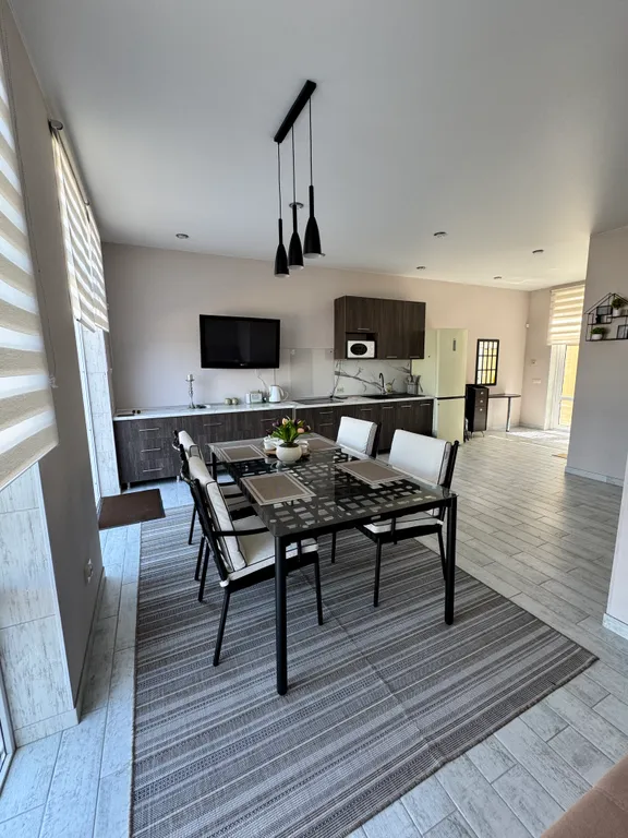 Дом с отдельным въездом и двором