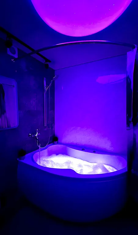 Уютная квартира с панорамными окнами и джакузи