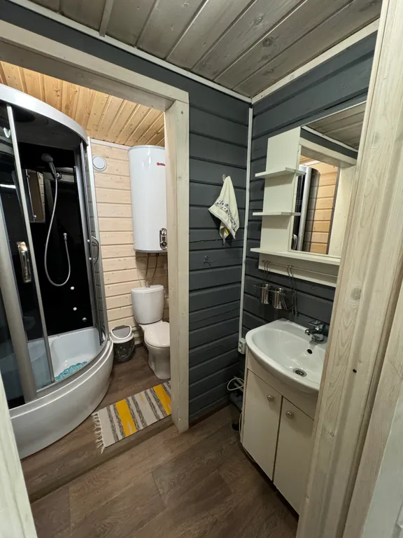 Дом на берегу озера в центре города