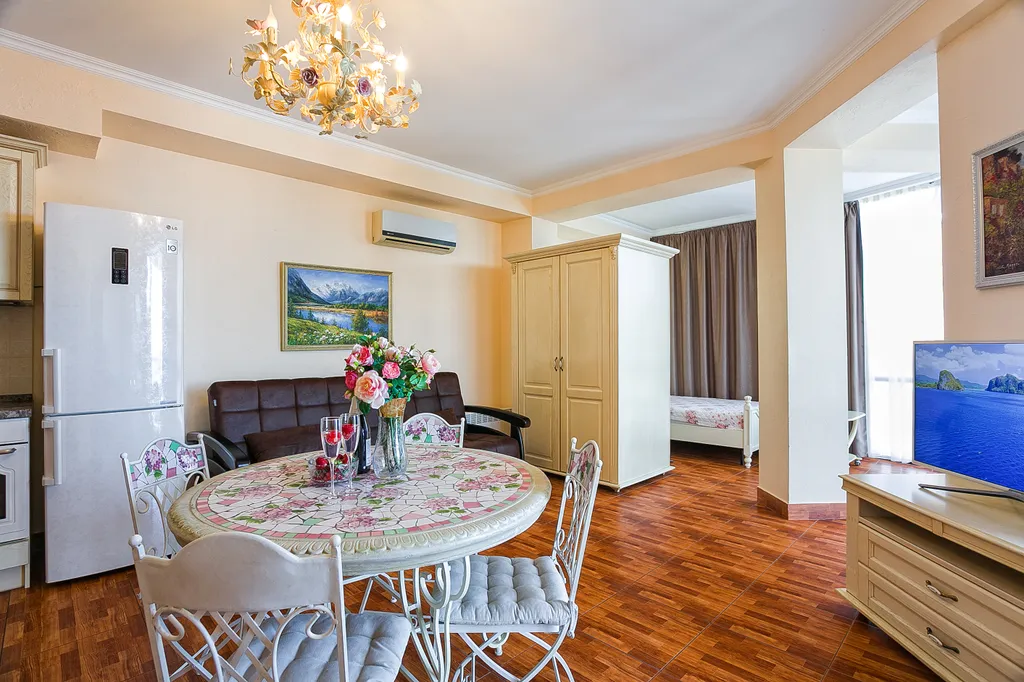 Просторная видовая двухкомнатная квартира на берегу моря в Ливадии