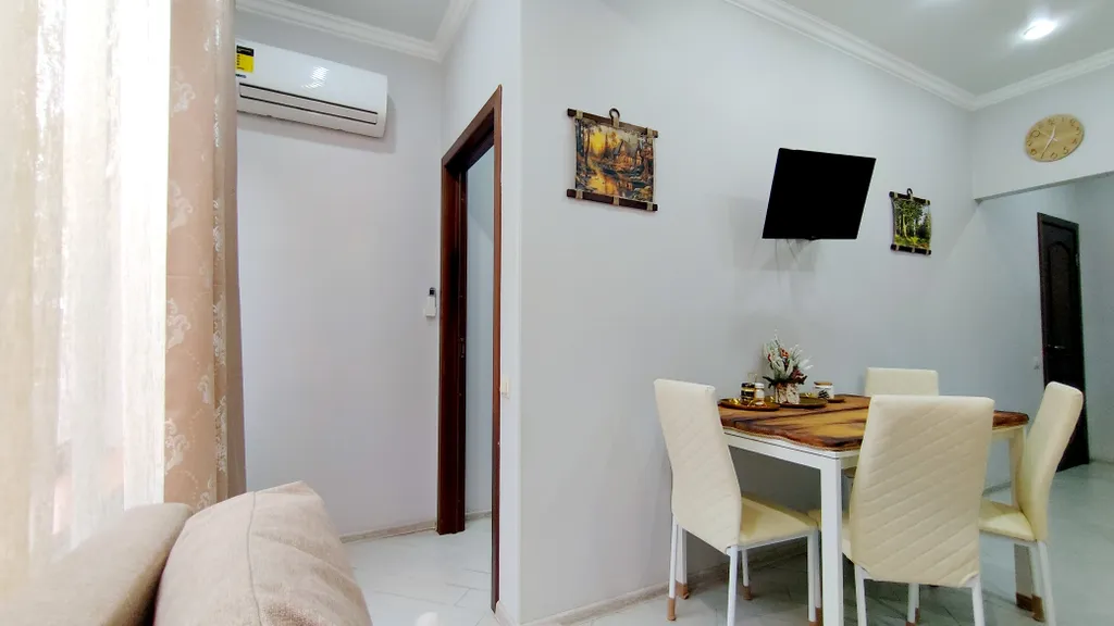 Идеально расположенный комфортный апартамент со спальней. Большие окна