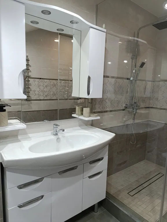 Уютный домик в деревне с беседкой и мангалом на улице