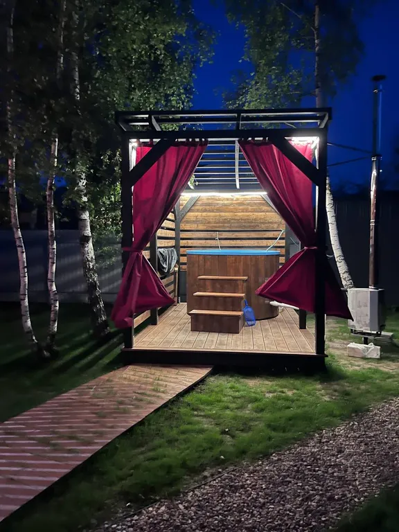 Абсолютно новый дом с баней, включена в стоимость, и горячей купелью