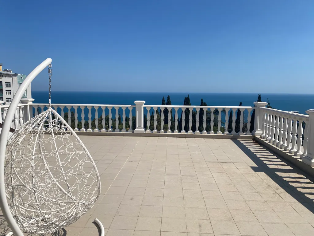 Стильные апартаменты с видом на море в историческом центре курорта