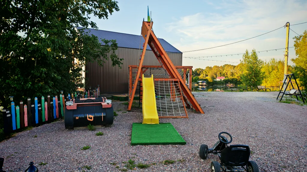 Дома и бани на берегу озера