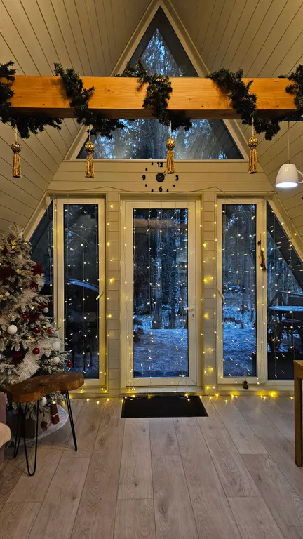 Нескучный треугольный дом Mökki с купелью