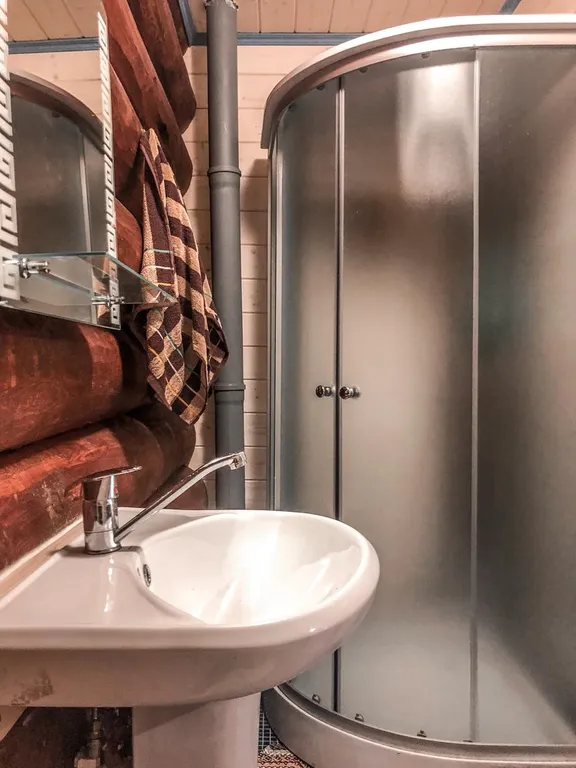 Дом в лесу на берегу реки Пра