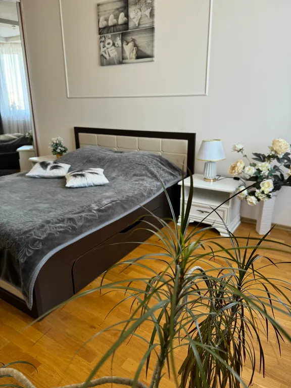 Красивая трёхкомнатная квартира в центре с видом на площадь