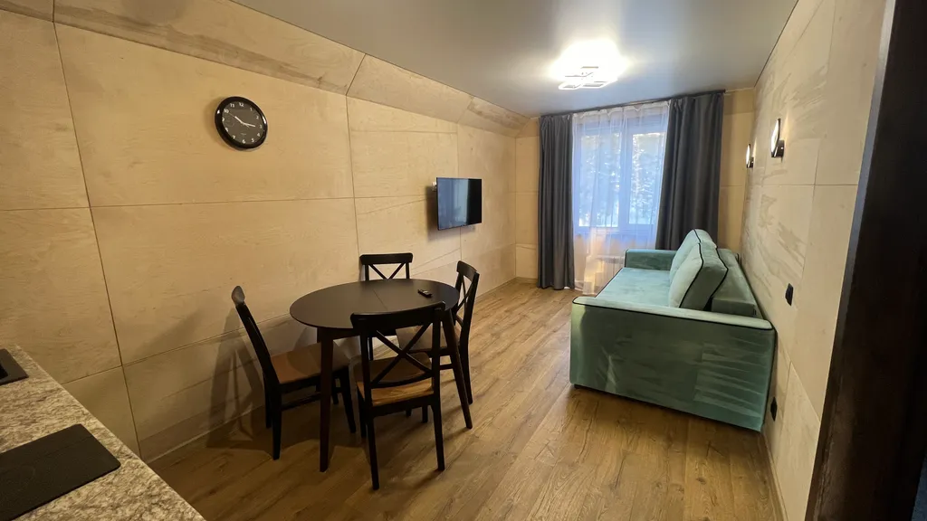 Дом вблизи подножья горы