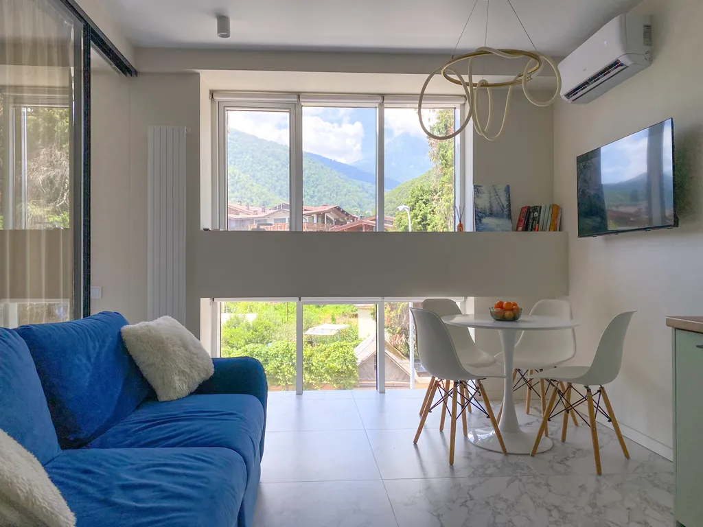 Студия с видом на горы в центре