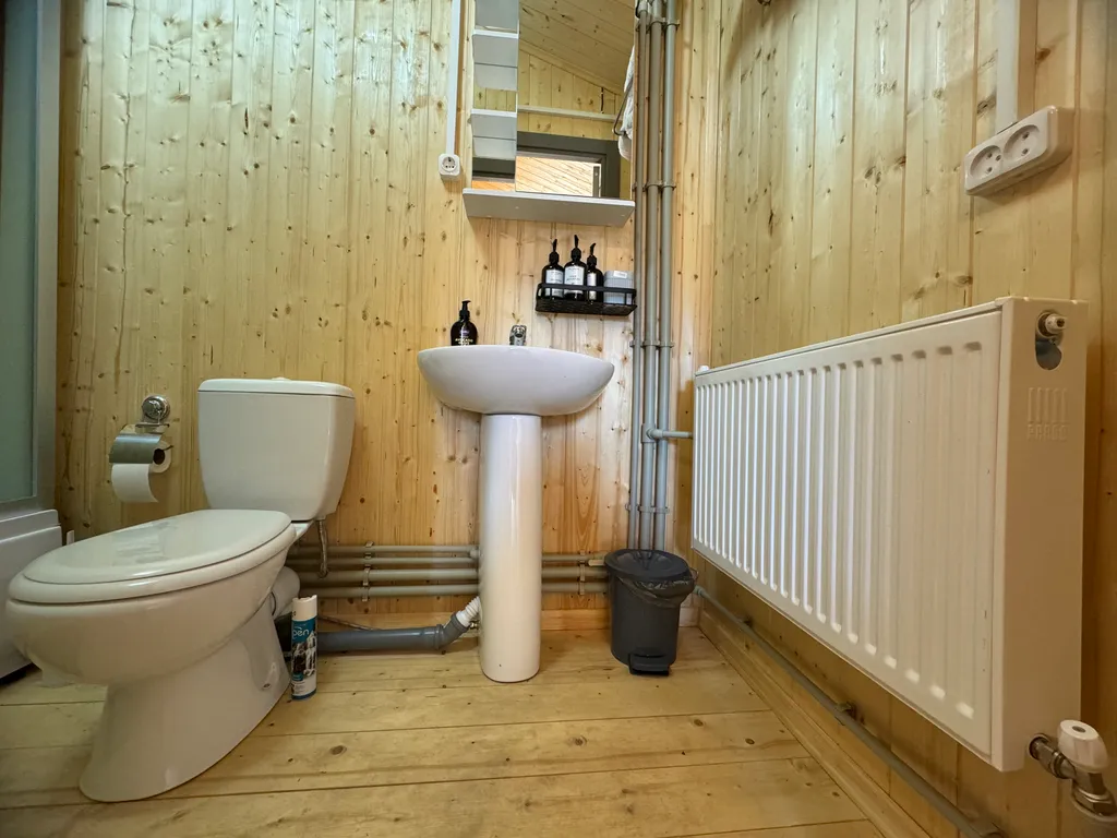 Домик рядом с нарзанным источником