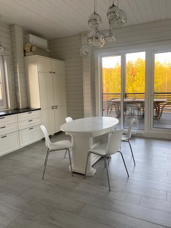 Загородный дом у леса с собственным прудом