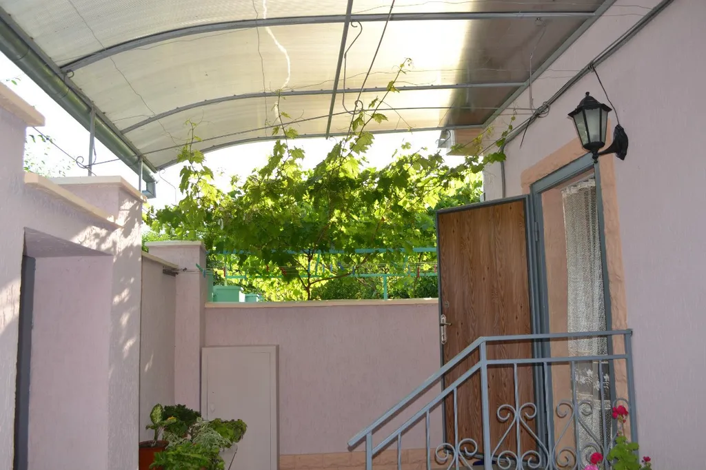 Двухкомнатный дом в санаторной зоне Евпатории