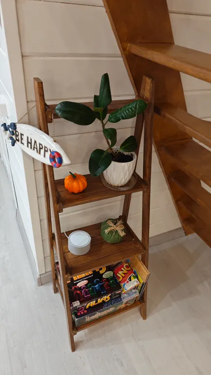 Стильный треугольный дом с видом на лес