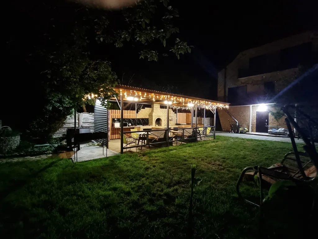 Эконом номер с мансар окнами и своей ванной под ключом напротив номера