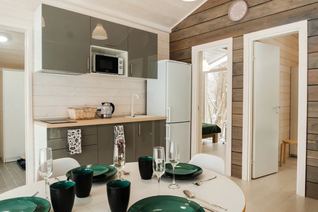 Дом с панорамными окнами в окружении леса