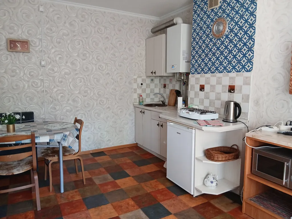 Дом находится на частной территории, есть стоянка автомобильная