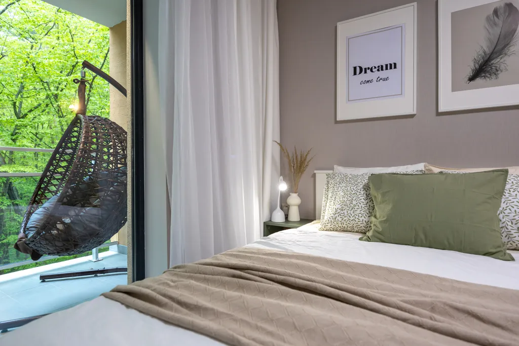 Студия в сосновом лесу у моря