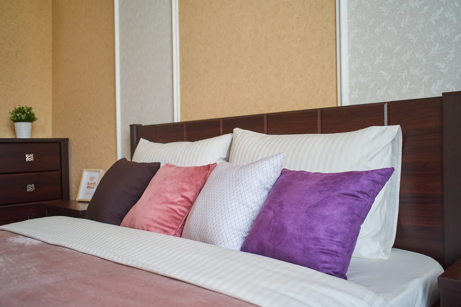 Белоснежное постельное белье и воздушные одеяло и подушки помогут Вам полноценно отдохнуть
