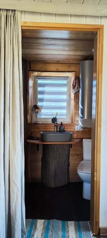 Дом-берлога в лесу с видом на горы