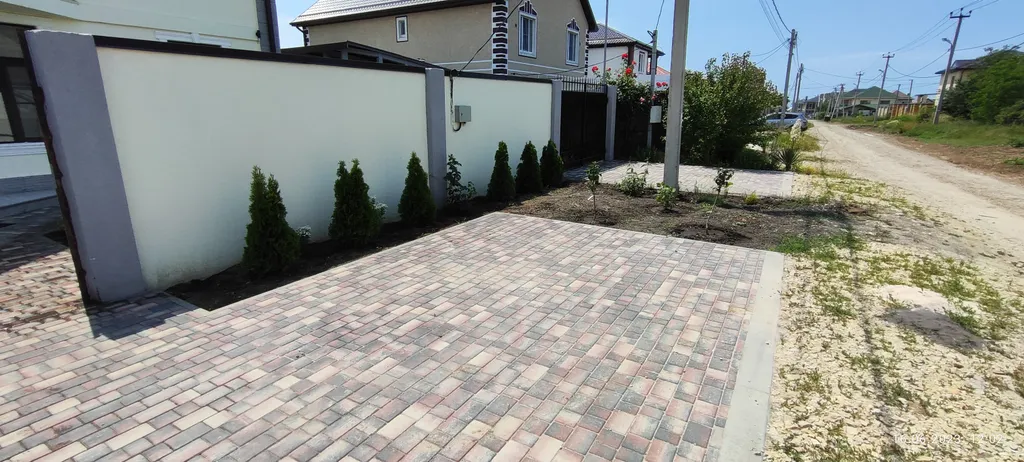 Дом с бассейном в тихом месте, недалеко от моря