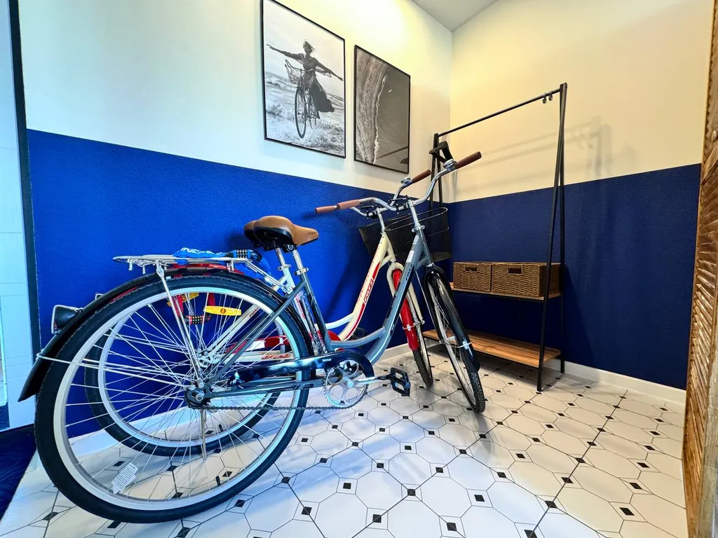 Апартамент в спальном районе с велосипедами