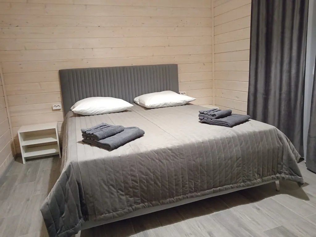 Коттедж Красивый дом у речки — Купанское