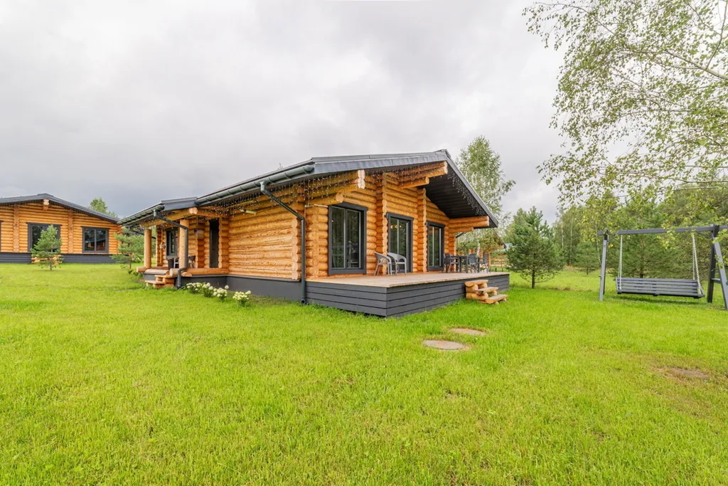 Уютный дом на берегу большого озера